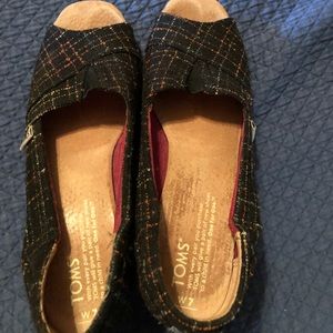 Gently used black Tom wedges